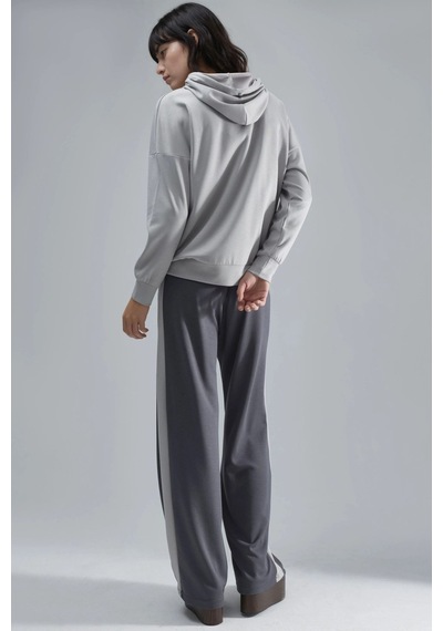 Hiccup Modal Dokulu Kapüşonlu Sweatshirt Ve Şerit Detaylı Pantolon Takımı Bersan Collection Gri Hiccup Modal Dokulu Kapüşonlu Sweatshirt Ve Şerit Detaylı Pantolon Takımı Bersan Collection Gri