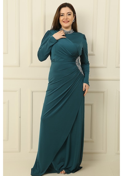 By Saygı Yakası Ve Yanı Taşlı Astarlı Büzgülü Kristal Uzun Büyük Beden Tesettür Elbise Zümrüt By Saygı Yakası Ve Yanı Taşlı Astarlı Büzgülü Kristal Uzun Büyük Beden Tesettür Elbise Zümrüt