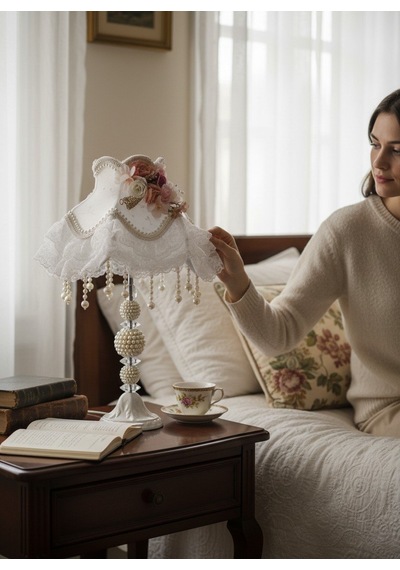 Beyaz Çiçek Dekorlu Kadife Başlık İnci Ayaklı Klasik Vintage Abajur