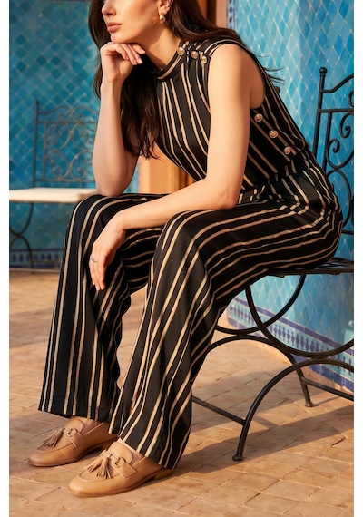Fashion Cocktail Akıcı Kumaşlı Altın Düğmeli Apoletli Çizgili Bel Lastikli Pantolon Kolsuz Boyunlu Dökümlü Mat Saten Crop Top Takım Set Lacivert Fashion Cocktail Akıcı Kumaşlı Altın Düğmeli Apoletli Çizgili Bel Lastikli Pantolon Kolsuz Boyunlu Dökümlü Mat Saten Crop Top Takım Set Lacivert
