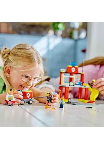 LEGO® City 60375 İtfaiye Merkezi ve İtfaiye Kamyonu 153 Parça