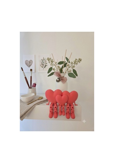 Kalpli Aile Figürü Anne, Baba Ve Çocuk Tasarımlı Dekoratif Masaüstü Süsü 16x9x8 Cm Doğa Dostu Pla Malzeme Kırmızı