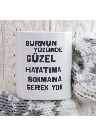 Burnun Yüzünde Güzel Iki Tarafı Baskılı Kupa Bardak Çok Renkli