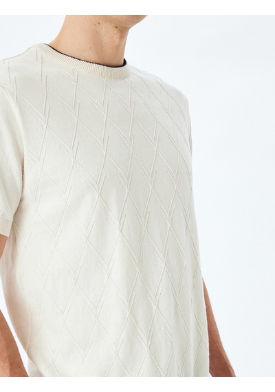 Koton Regular Fit Geometrik Dokulu Kısa Kollu Pamuklu Triko Tişört Ekru 5sam70010ht Ekru