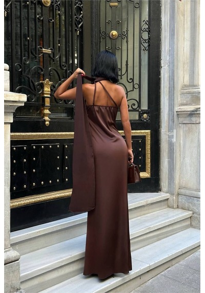 Mayrem May Rem Kadın Saten Halter Yaka Şal Detaylı Maxi Abiye Elbise Kahverengi