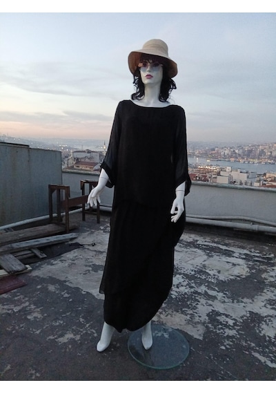 Eren Style Asimetrik Kapaklı Ipek Şalvar Pantolon - Yarasakolllu İpek Bluz Takım-9314 Siyah Eren Style Asimetrik Kapaklı Ipek Şalvar Pantolon - Yarasakolllu İpek Bluz Takım-9314 Siyah