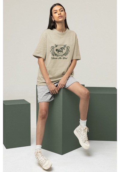 Noıssey Chase The Wind- Oversize Baskılı Pamuklu Bisiklet Yaka Kısa Kollu T-shirt Bej