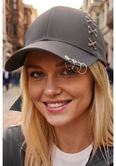 Tezzgelsin Kadın Piercing Halkalı Çapraz Metal Detaylı Özel Tasarım Baseball Cap Streetwear Şapka Füme