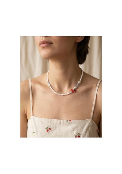 Beyaz Boncuklu Kırmızı Kalpli Papatya Detaylı Choker Kolye