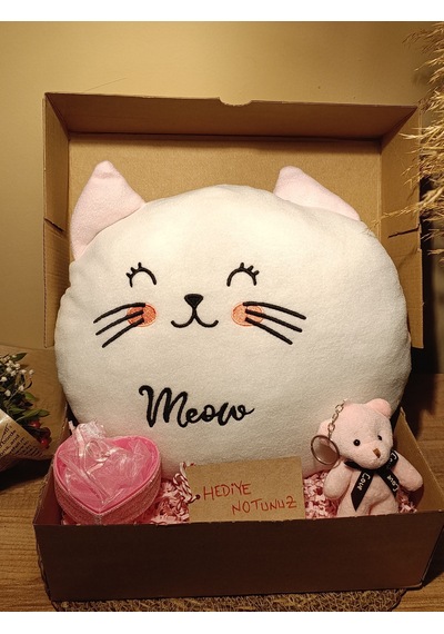 Kutulu Hediye Seti / Kedi Yastık 30cm, Ayıcık Anahtarlık Ve Kalp Şeklinde Tüllü Kutu