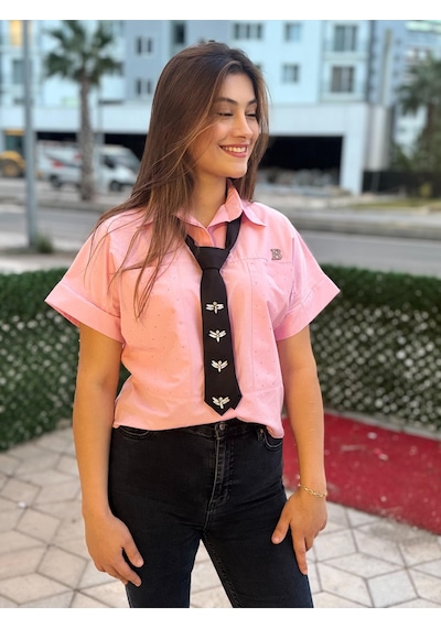 Taş Arma Detaylı Pembe Crop Casual Chic Pembe