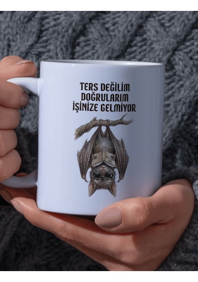 "ters Değilim Doğrularım İşinize Gelmiyor Yazılı Ters Duran Yarasa Tasarımlı Kupa"