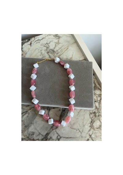 Kadın Pembe Beyaz Boncuklu Kolye Doğal Taş Görünümlü Modern Tasarım Kolye Pembe