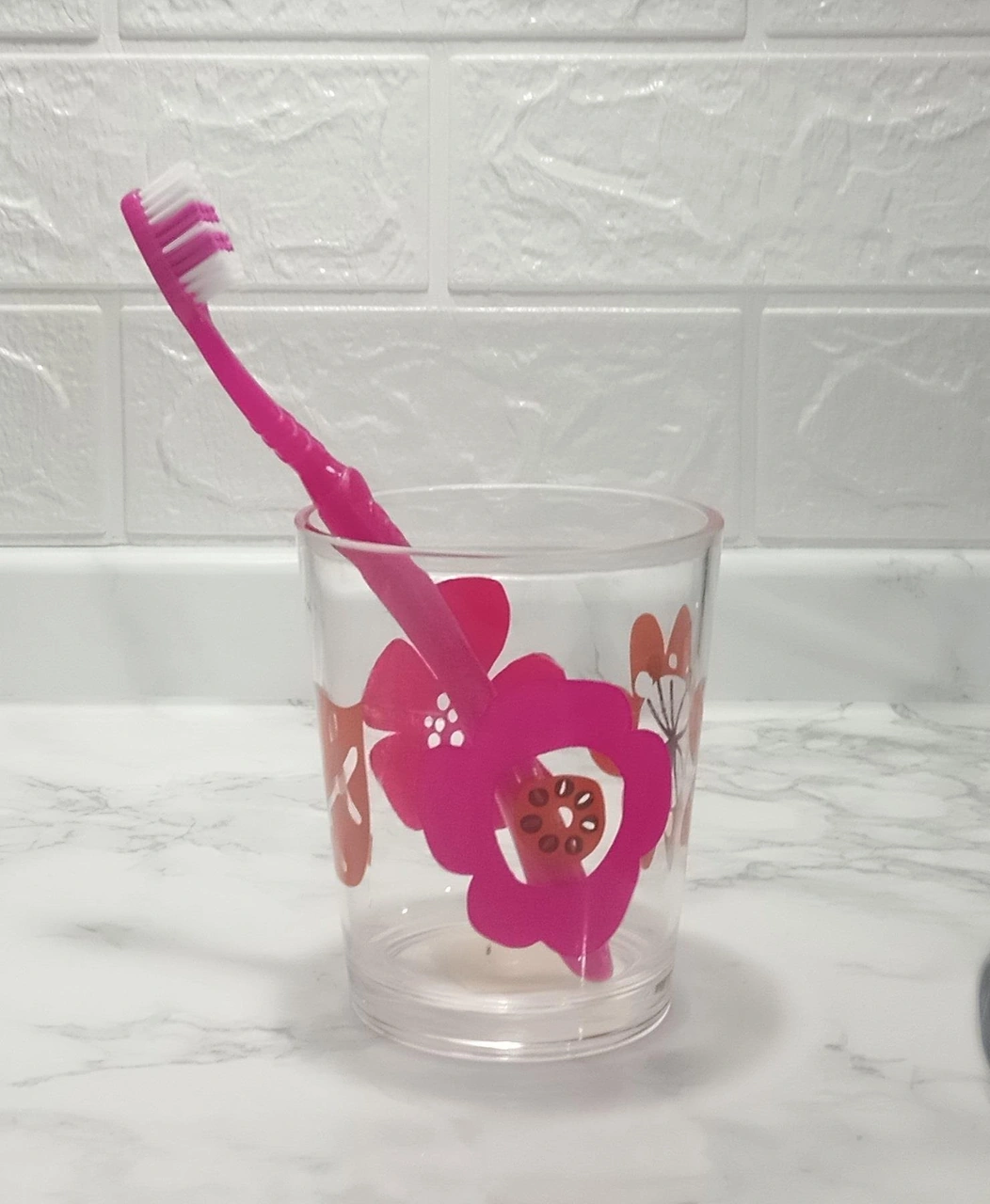 2 Adet Diş Fırçalık Ve Macun Kabı Kırmızı Papatya Akrilik 8x8x9cm Banyo Seti Çok Renkli