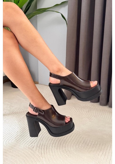 Preshley Kadın Pukka Kahve Rugan Önü Ve Arkası Acık 12 Cm Platform Topuklu Ayakkabı Kahverengi Preshley Kadın Pukka Kahve Rugan Önü Ve Arkası Acık 12 Cm Platform Topuklu Ayakkabı Kahverengi