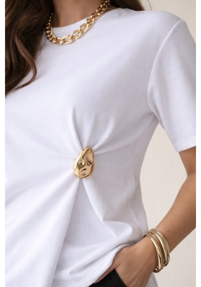 Qustyle Gold Detaylı Sıfır Yaka Kısa Kollu Beyaz T-shirt Beyaz