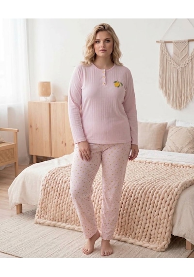 Eyfuze Kadın Kışlık Büyük Beden Curve Nakışlı Desenli Yakası Düğmeli Uzun Kollu Pijama Takımı Toz Pembe Eyfuze Kadın Kışlık Büyük Beden Curve Nakışlı Desenli Yakası Düğmeli Uzun Kollu Pijama Takımı Toz Pembe