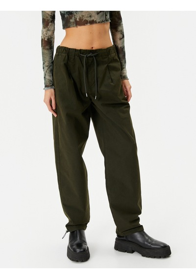 Koton Paraşüt Pantolon Oversize Cepli Beli Ve Paçaları Lastikli Stoperli Pamuklu Haki 4wal40118mw Haki Koton Paraşüt Pantolon Oversize Cepli Beli Ve Paçaları Lastikli Stoperli Pamuklu Haki 4wal40118mw Haki