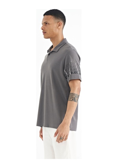 Tommylife Tommy Life Koyu Gri Kol Baskı Detaylı Polo Yaka Standart Form Erkek T-shirt - 88240 Koyu Gri