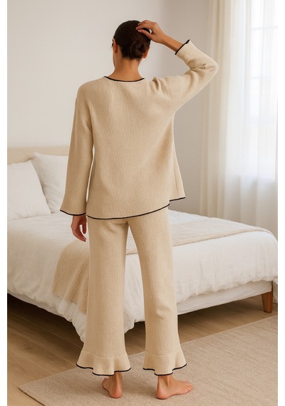Elmoda Kadın Fırfır Paça Bürümcük Kumaş Ev Pijama Takımı V Yaka Bağlamalı Üst Bej Siyah Detaylı Bej Bej Elmoda Kadın Fırfır Paça Bürümcük Kumaş Ev Pijama Takımı V Yaka Bağlamalı Üst Bej Siyah Detaylı Bej Bej