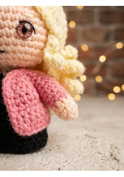 Hayalperest Sihirbaz Kız Amigurumi Örgü Oyuncak - Film Karakteri Hediyelik Figür 11 Cm