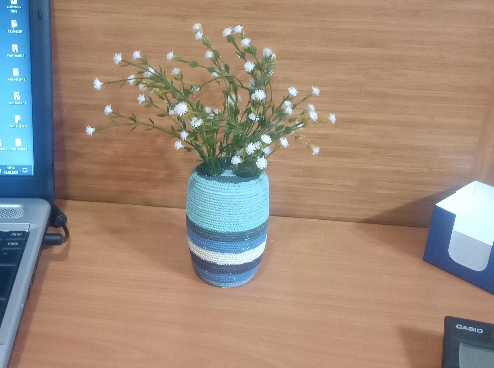 2 Adet Vazo Dahil,vazoda Çiçek,beyaz Yapay Çiçek,vazo Dekoratif Mavi Örgü Poliresin 7x7x16cm Çok Renkli