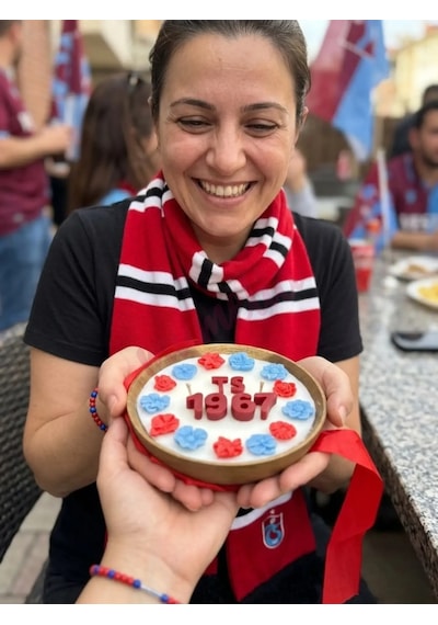 Mumelia Tribün Bahçesi - Doğal Soya Dekoratif Taraftar Mum - Bordo-mavi