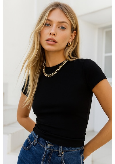 Kadın Siyah Esnek Kumaşlı Vücuda Oturan Slim Fit Kısa Kollu Crop T-shirt Siyah Kadın Siyah Esnek Kumaşlı Vücuda Oturan Slim Fit Kısa Kollu Crop T-shirt Siyah