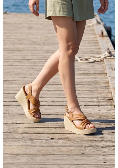 Erkan Saçmacı Monica Taba Hakiki Dana Derisi Çapraz Burgulu Dolgu Topuklu Slingback Sandalet Erkan Saçmacı Monica Taba Hakiki Dana Derisi Çapraz Burgulu Dolgu Topuklu Slingback Sandalet