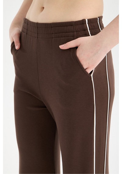 Gugus Kadın Trend Bol Paça Modal Kumaş Eşofman Altı Çift Cepli Wide Leg Yanları Beyaz Şeritli Kahverengi Gugus Kadın Trend Bol Paça Modal Kumaş Eşofman Altı Çift Cepli Wide Leg Yanları Beyaz Şeritli Kahverengi