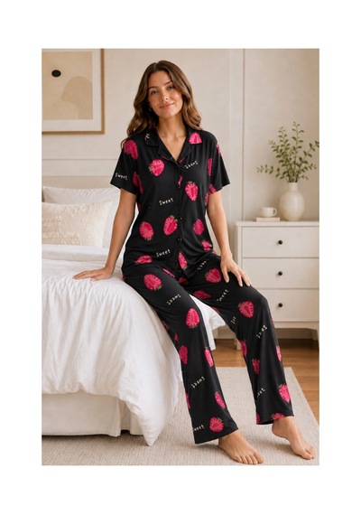 Leyna Siyah Çilek Desenli Kısa Kollu Gömlek Yaka Milan Kumaş Kadın Pijama Takımı Tm1492 Leyna Siyah Çilek Desenli Kısa Kollu Gömlek Yaka Milan Kumaş Kadın Pijama Takımı Tm1492