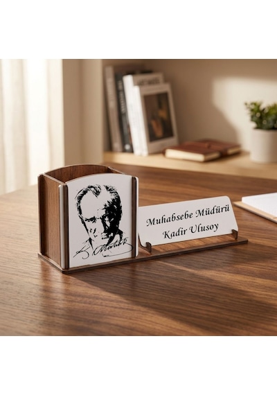Atatürk Silüetli Kişiye Özel Ahşap Masa İsimliği Ve Kalemlik - Ofis Ve Yeni İş Hediyesi Kahverengi