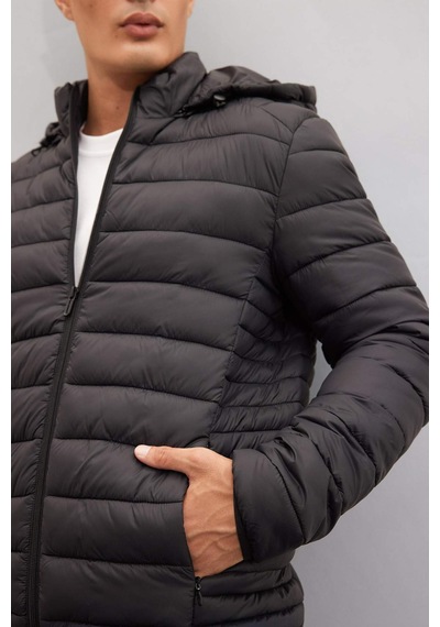 DeFacto Su İtici Hafif Şişme Mont Slim Fit Dar Kesim Kapüşonlu Fermuarlı Cepli Mevsimlik N4661AZ25SPBK27 DeFacto Su İtici Hafif Şişme Mont Slim Fit Dar Kesim Kapüşonlu Fermuarlı Cepli Mevsimlik N4661AZ25SPBK27