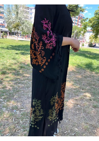 Siyah Renkli Çiçek Desenli Kaftan Kimono Salaş Yazlık Plaj Ve Günlük Kullanım Çok Renkli Siyah Renkli Çiçek Desenli Kaftan Kimono Salaş Yazlık Plaj Ve Günlük Kullanım Çok Renkli