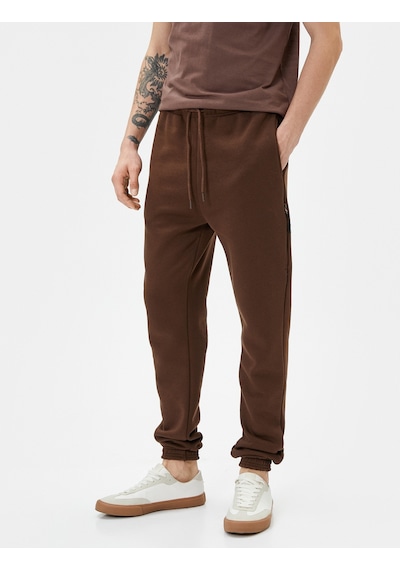 Koton Jogger Eşofman Altı Beli Bağcıklı Fermuar Detaylı Cepli Kahverengi 4sam40038mk 4SAM40038MK545 Kahverengi Koton Jogger Eşofman Altı Beli Bağcıklı Fermuar Detaylı Cepli Kahverengi 4sam40038mk 4SAM40038MK545 Kahverengi