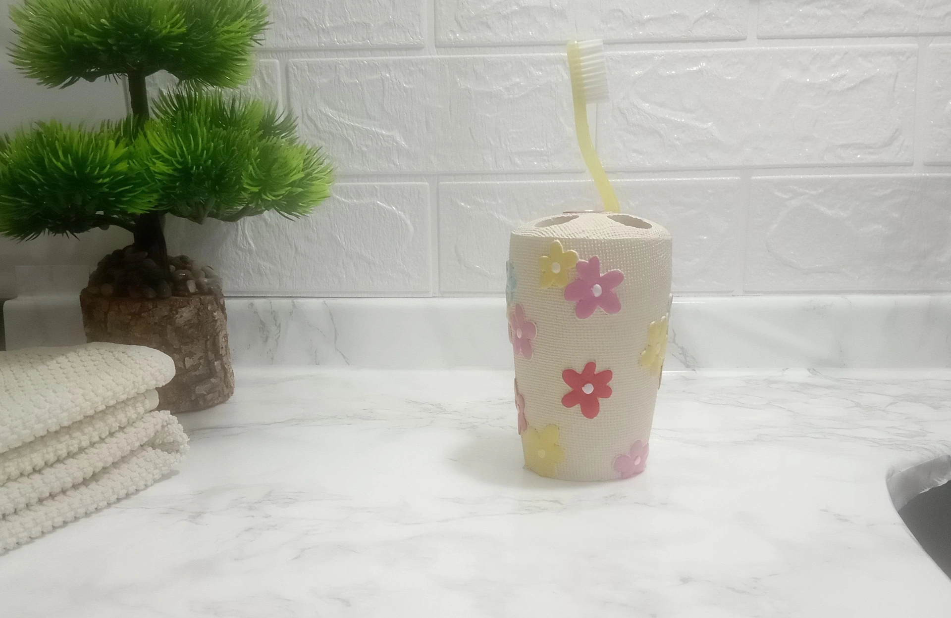 2 Adet Diş Fırçalık Renkli Papatyalı Poliresin 5x5x11cm Banyo Seti Çok Renkli