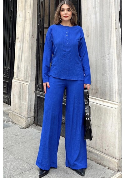 WeShaya Kadın Saks Düğmeli Yuvarlak Yaka Bluz & Beli Lastikli Geniş Paça Pantolon - Salaş Maya Takım Saks WeShaya Kadın Saks Düğmeli Yuvarlak Yaka Bluz & Beli Lastikli Geniş Paça Pantolon - Salaş Maya Takım Saks
