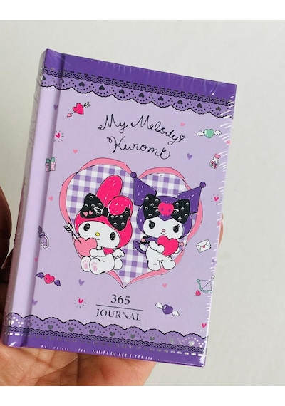 Victori's Journals Vj Kuromi-my Melodi Lisanslı 365 Günlük 368 Sayfa A7 Ebatında Gümüş Varaklı Kenarlı Defter Lila