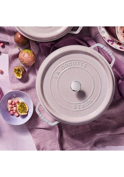 Staub La Cocotte Döküm Tencere Kiraz Çiçeği 28 Cm 6.75 L Yuvarlak Açık Pembe