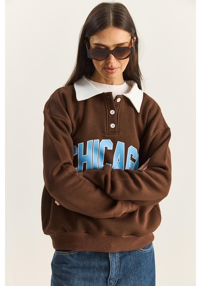 Shade Kadın Polo Yaka Chicago Baskılı Üç İplik Şardonlu Sweatshirt 60601050 - Acı Kahve Çok Renkli Shade Kadın Polo Yaka Chicago Baskılı Üç İplik Şardonlu Sweatshirt 60601050 - Acı Kahve Çok Renkli