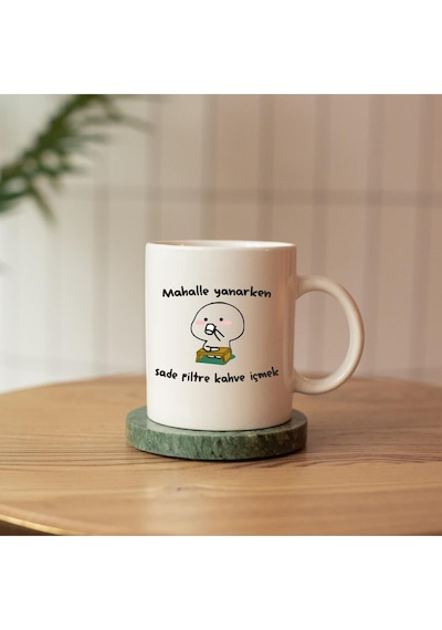 Mahalle Yanarken Sadece Filtre Kahve İçmek Yazılı Hediyelik Baskılı Kupa Beyaz