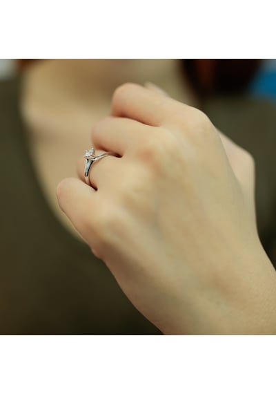 Lova E Renk 0,19 Karat Pırlanta Tektaş Yüzük - IDL Sertifikalı