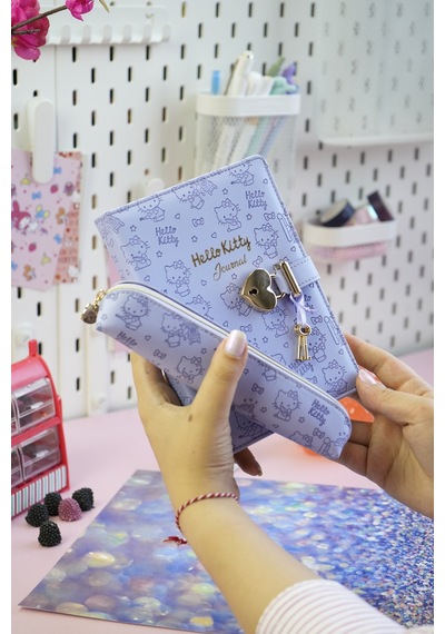 Victoria's Journals Hello Kitty Hush Hush Kilitli Defter + Vegan Deri Kalemlik Kutulu Set – 160 Yaprak, Çizgili
