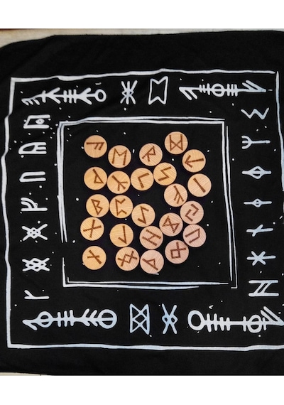 Rune Semboli Taşları Dişbudak Ağacı Run Taşları Örtüsü Sunak Nordic Runes Örtüsü Sunağı Ve Taşları S