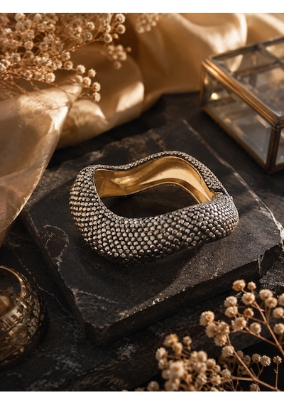 Siyah Taşlı Dalgalı Tasarım Kelepçe Bileklik - Gold İçi Kaplama Lüks Kadın Takı Füme