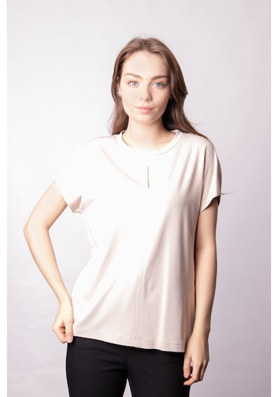 Kadın İpeksi Yumuşak Kumaş Geniş Sıfır Yaka Önü Pencereli Yanları Yırtmaçlı Tshirt Bluz-bej Bej Kadın İpeksi Yumuşak Kumaş Geniş Sıfır Yaka Önü Pencereli Yanları Yırtmaçlı Tshirt Bluz-bej Bej