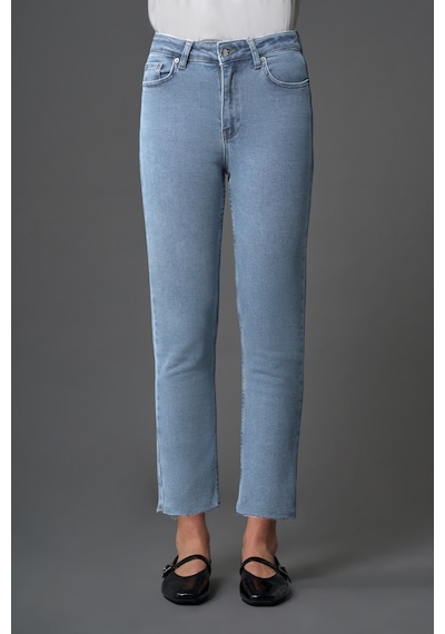 Mizalle Kesik Paça Mom Fit Açık Mavi Denim Pantolon Açık Mavi