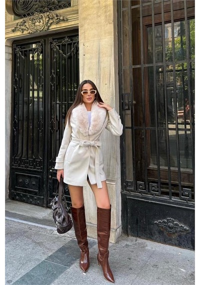 Neşeli Butik Kadın Cep Detaylı Kuşaklı Yaka Kürklü Kısa Kaşe Kaban Nbstr1019 Bej