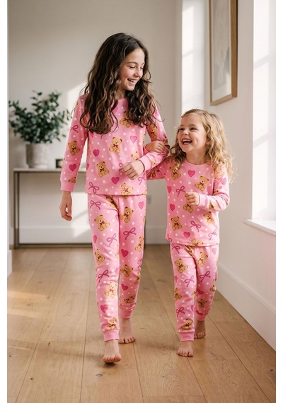 Zuzunga Kız Çocuk Sevimli Ayıcık, Kalp Ve Fiyonk Desenli Pembe Uzun Kollu Pijama Takımı Zuzunga Kız Çocuk Sevimli Ayıcık, Kalp Ve Fiyonk Desenli Pembe Uzun Kollu Pijama Takımı