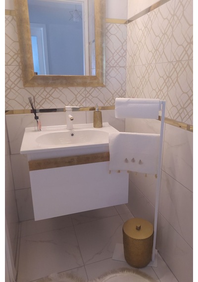 Aju Havluluk Kağıt Havlu Askısı Beyaz Metal Malzeme Kurulum Gerektirmez Devrilmez Banyo Dekorasyonu Beyaz